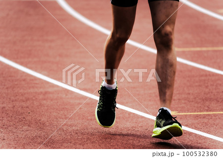 陸上競技のトラックを走るランナー 100532380