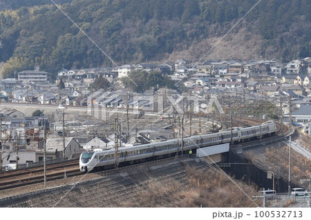 複々線東海道本線　山科大カーブを快走　特急サンダーバード 100532713