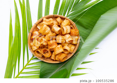 Crispy banana chip rolls. Fruit snack 100535286