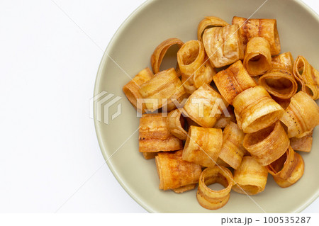 Crispy banana chip rolls. Fruit snack 100535287