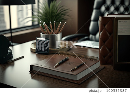 ノートと筆記用具が置かれたワークデスク 100535387