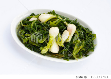 Pickled spring onion in white plate 100535701