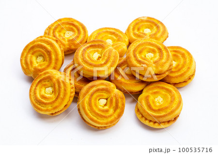 Sandwich cookies with durian cream Sandwich cookies with durian cream 100535716