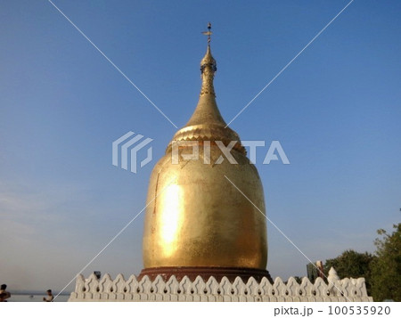 ミャンマー パガンの黄金仏塔 2 ミャンマー パガンの黄金仏塔 2 100535920