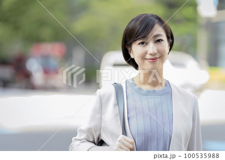 カメラ目線で笑顔の30代のビジネスウーマン  ポートレート 100535988