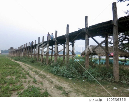ミャンマー　ウーベイン橋の風景 100536356