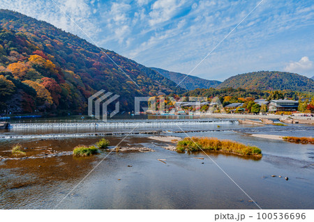 【京都の景観】嵐山渡月橋付近の紅葉 100536696