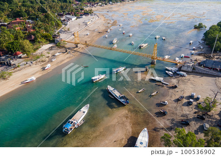 Yellow bridge connect Nusa Cheningan and Nusa Lembongan 100536902