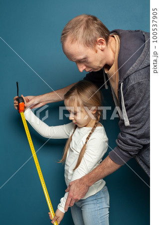 Child girl and father with yellow roulette Child girl and father with yellow roulette 100537905