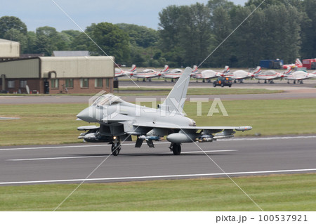 イギリス空軍タイフーンFGR4着陸 100537921