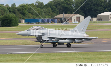 イギリス空軍タイフーンFGR4着陸 イギリス空軍タイフーンFGR4着陸 100537929