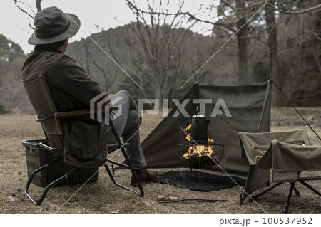 ソロキャンプ   焚き火 100537952