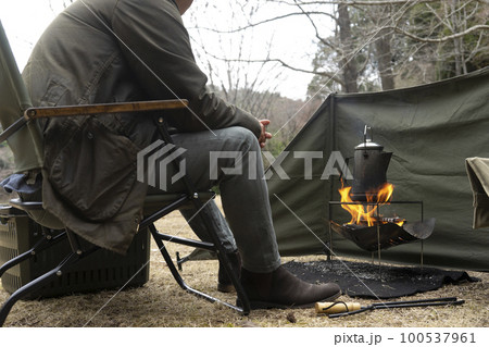 ソロキャンプ   焚き火 100537961