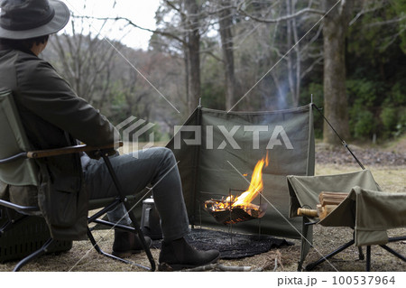 ソロキャンプ   焚き火 100537964