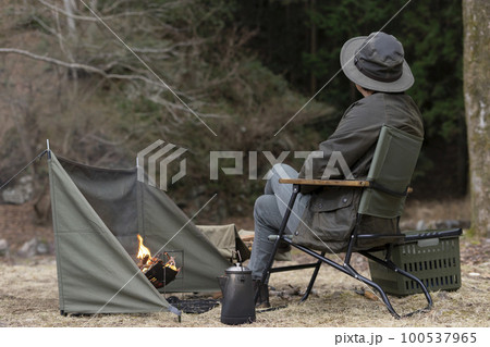 ソロキャンプ   焚き火 100537965