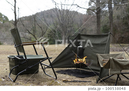 ソロキャンプ   焚き火 100538048