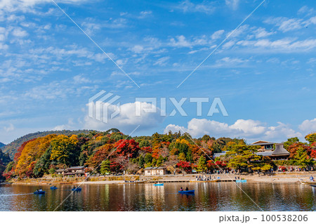 【京都の景観】嵐山渡月橋付近の紅葉 100538206