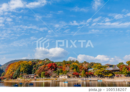 【京都の景観】嵐山渡月橋付近の紅葉 【京都の景観】嵐山渡月橋付近の紅葉 100538207