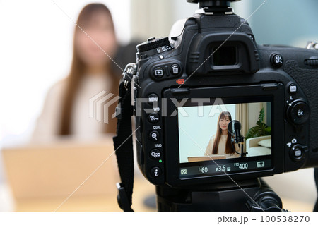 一眼レフ動画撮影、タブレットとマイクで配信する女性 動画撮影 実況配信者 YouTuber 一眼レフ動画撮影、タブレットとマイクで配信する女性 動画撮影 実況配信者 YouTuber 100538270