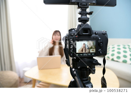 一眼レフ動画撮影、タブレットとマイクで配信する女性 動画撮影 実況配信者 YouTuber 一眼レフ動画撮影、タブレットとマイクで配信する女性 動画撮影 実況配信者 YouTuber 100538271