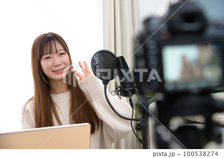 一眼レフ動画撮影、タブレットとマイクで配信する女性 動画撮影 実況配信者 YouTuber 一眼レフ動画撮影、タブレットとマイクで配信する女性 動画撮影 実況配信者 YouTuber 100538274