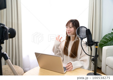 一眼レフ動画撮影、タブレットとマイクで配信する女性　動画撮影　実況配信者　YouTuber 100538275