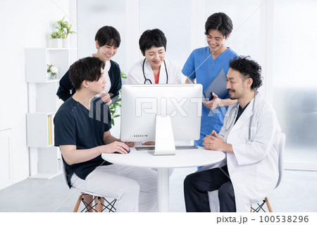 症例について話すドクターと看護師や指導医のイメージ 100538296