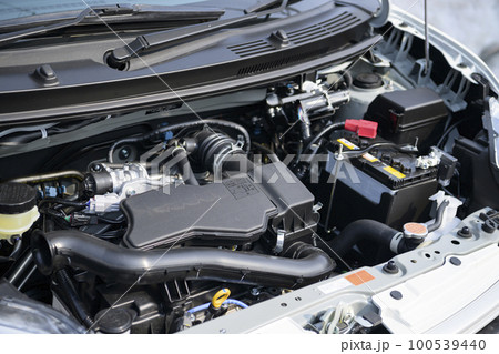 コンパクトカーのエンジンルーム(新車) コンパクトカーのエンジンルーム(新車) 100539440
