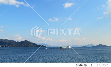 瀬戸内海をゆったりと進む貨物船 瀬戸内海をゆったりと進む貨物船 100539692