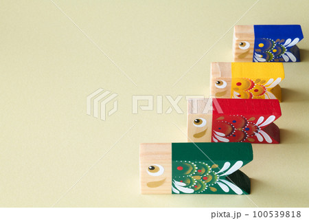 こいのぼり型の木製ブロック 100539818