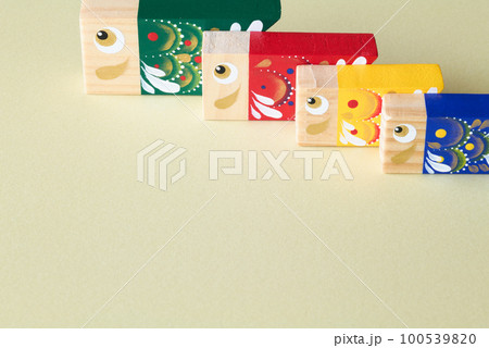 こいのぼり型の木製ブロック 100539820