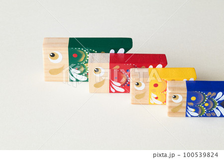 こいのぼり型の木製ブロック 100539824