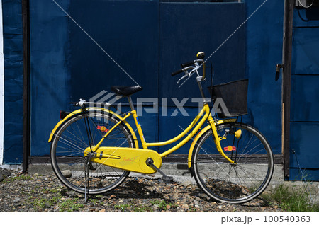 青い古い建物の前に古い黄色い自転車の写真素材 [100540363] - PIXTA