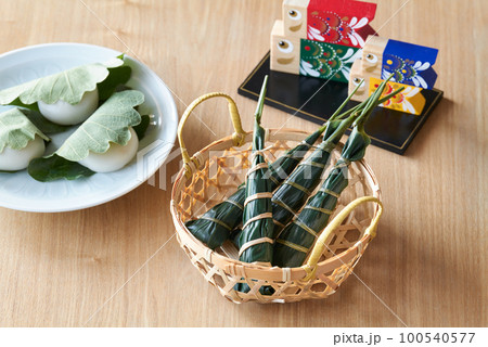 端午の節句　粽と柏餅 100540577