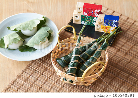 端午の節句　粽と柏餅 100540591