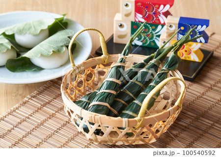 端午の節句　粽と柏餅 100540592