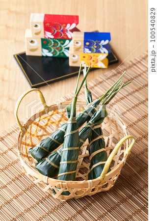 籠に盛り付けた粽 100540829