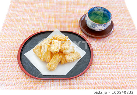 塩味の揚げあられ、揚げおかきと緑茶 塩味の揚げあられ、揚げおかきと緑茶 100540832