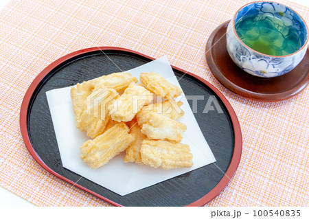 塩味の揚げあられ、揚げおかきと緑茶 塩味の揚げあられ、揚げおかきと緑茶 100540835