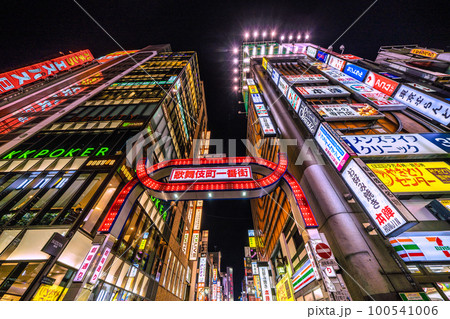 日本の東京都市景観 煌めく歌舞伎町…マスク着用は個人判断13日。5類移行は5月8日=8日 日本の東京都市景観 煌めく歌舞伎町…マスク着用は個人判断13日。5類移行は5月8日=8日 100541006