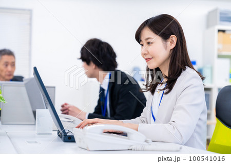 楽しくオフィスで仕事をするスタッフ 100541016