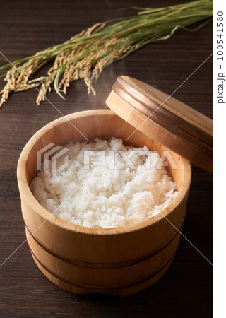 お櫃に入ったご飯 お櫃に入ったご飯 100541580