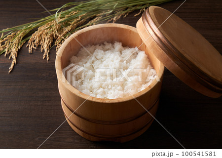 お櫃に入ったご飯 100541581