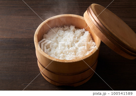 お櫃に入ったご飯 お櫃に入ったご飯 100541589