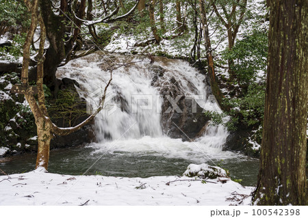 雪化粧した能美市の七ツ滝 100542398