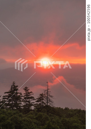 北海道十勝岳温泉カミホロ荘から見た奇跡的な夕焼けの風景 北海道十勝岳温泉カミホロ荘から見た奇跡的な夕焼けの風景 100542596