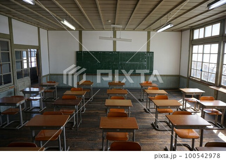 旧遷喬尋常小学校校舎：岡山県真庭市（旧真庭郡久世）当時の様子をそのまま残す懐かしいレトロな教室 100542978