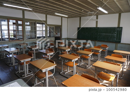 旧遷喬尋常小学校校舎：岡山県真庭市（旧真庭郡久世）当時の様子をそのまま残す懐かしいレトロな教室 100542980