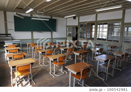 旧遷喬尋常小学校校舎：岡山県真庭市（旧真庭郡久世）当時の様子をそのまま残す懐かしいレトロな教室 100542981