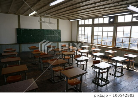 旧遷喬尋常小学校校舎：岡山県真庭市（旧真庭郡久世）当時の様子をそのまま残す懐かしいレトロな教室 100542982